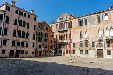 Fototapeta na wymiar Italy, Venice, a group of people in front of a brick building