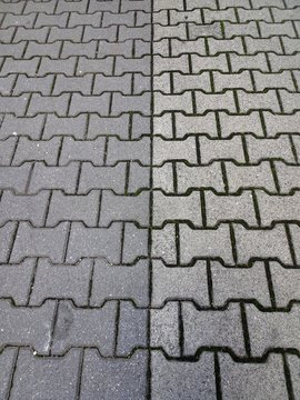 helle und dunkle graue Knochensteine Pflastersteine als Stra&szlig;enbelag im Stra&szlig;enbau 