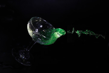 グラスからあふれ出る水