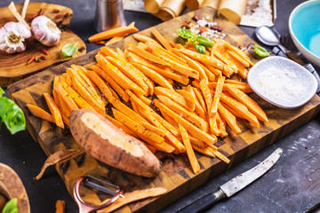 Frische süsskartoffeln mit gemüseschäler. Vegetarisches gericht zubereitung. pommes