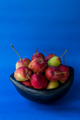 apples in black clay bowl