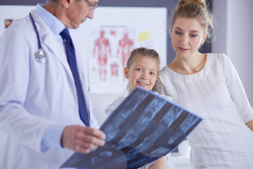 Obraz premium Little girl with her mother at a doctor on consultation