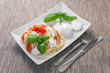 Spaghetti with fresh tomatoes, basil, mozzarella and some oregano.