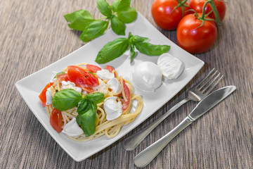 Spaghetti with fresh tomatoes, basil, mozzarella and some oregano.