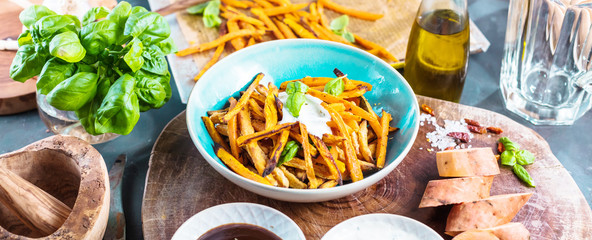 Frische süsskartoffeln mit gemüseschäler. Vegetarisches gericht zubereitung. pommes
