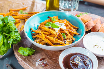 Frische süsskartoffeln mit gemüseschäler. Vegetarisches gericht zubereitung. pommes