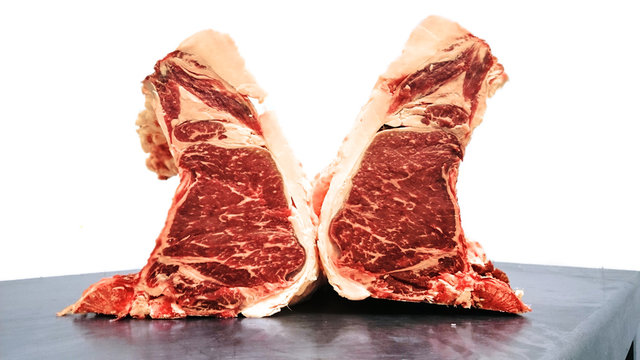 Dos chuletones de ternera con el fondo blanco