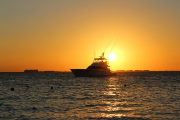 Fototapeta premium Boat Silhouette in the Sunset