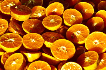 Slice oranges for juicing