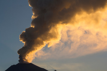Volcan Popocatépetl al atardecer arrojando vapor de agua.