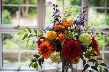 Fototapeta na wymiar Vibrant Flower Arrangement in a Sitting Room