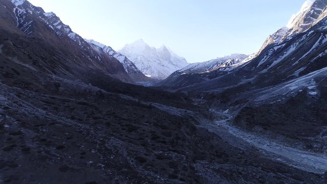 Bhojbasa is situated at trekking distance of about 14km from main Gangotri. Halt for Gaumukh trek with plenty of temporary accommodation in Uttarakhand.It is at the distance of 4km from Gaumukh.