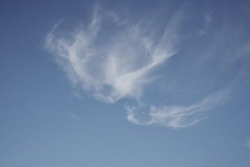 Nuages dans le ciel bleu .