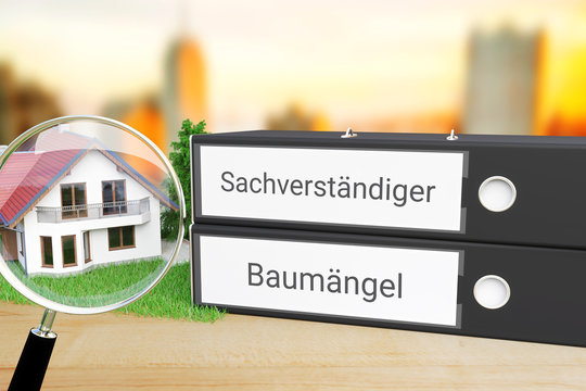 Gutachten Geb&auml;ude. Ordner beschriftet mit den W&ouml;rtern Sachverst&auml;ndiger und Baum&auml;ngel liegen neben einem Haus-Modell mit Lupe auf einem Schreibtisch. Skyline einer Stadt im Hintergrund.