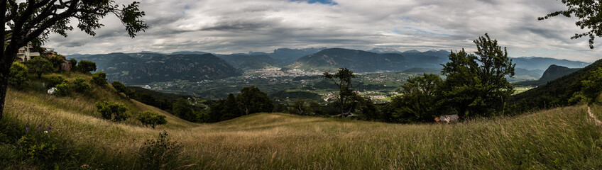 Panorama Gebirge in Italien mit Wiese im Vordergrund