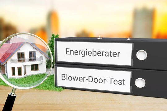 Messung der Luftdichte. Ordner beschriftet mit den Begriffen Energieberater und Blower-Door-Test liegen neben einem Haus-Modell mit Lupe auf einem Schreibtisch. Skyline einer Stadt im Hintergrund.