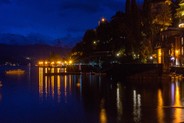 Naklejka premium Italy, Varenna, Lake Como, illuminated fishing village at night