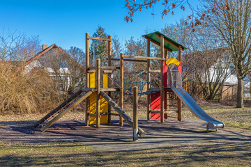 Schaukel auf einem verlassenen Spielplatz im Spätherbst