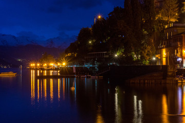 Naklejka premium Italy, Varenna, Lake Como, illuminated fishing village at night