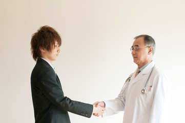 MRと握手をする医者