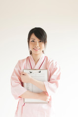カルテを持ち微笑む患者