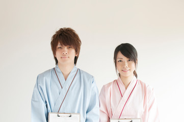 Fototapeta premium カルテを持ち微笑む患者