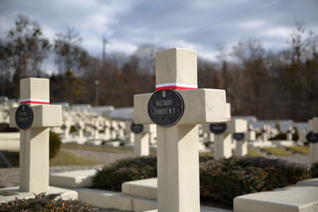 Mogiły polskich żołnierzy poleglych w wojnie 1918-1920 we Lwowie, obecna Ukraina, cmentarz Łyczakowski, na krzyżach wstązki w polskich barwach narodowych