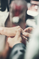 Fototapeta premium Moment zakładania obrączek