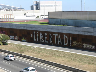 Obraz premium Un camino de Libertad en Barcelona. Dia otono perfecto, cielo azul