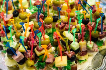 Obraz premium Snacks on skewers on the buffet table.