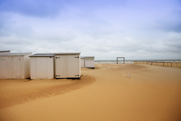 Fototapeta na wymiar Strandbude am Meer. Leerer Strand ohne Menschen. Nebensaison in den Ferien