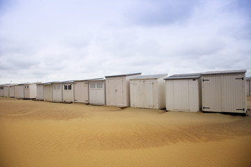 Strandbude am Meer. Leerer Strand ohne Menschen. Nebensaison in den Ferien