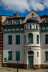 Denkmalgeschütztes historisches Syndikatshaus des Domstifts in Brandenburg/Havel, über dem Portal das Wappen des Brandenburger Domkapitels