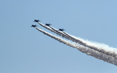 ブルーインパルス　T-4　ジェット戦闘機　アクロバット飛行