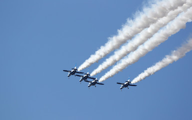 ブルーインパルス　T-4　ジェット戦闘機　アクロバット飛行