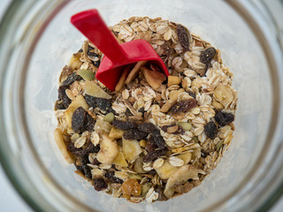 Müsli im Glas mit roter mess Schaufel