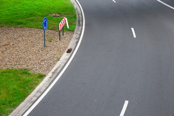 Strasse mit Kreuzung und Fahrverbot. Strassenschild und Wegweiser