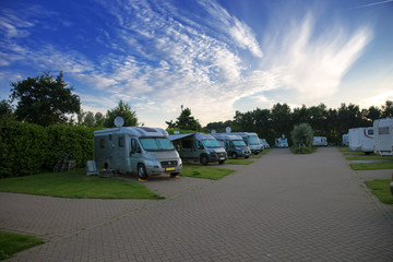 Campingplatz am Morgen unter blauem Himmel. Schöne und unvergessliche Familien Ferien auf dem Campingplatz. Reisemobil auf dem Stellplatz.