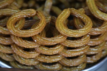 "Lokma" dessert; Prepared with flour, yeast, salt and sugar, prepared by frying in oil and sweetened with dark-colored syrup. 