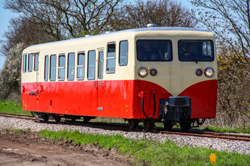 Fototapeta premium Autorail dans la campagne en Baie de Somme, Picardie