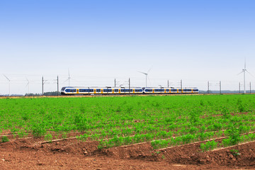 Windrad in der Landschaft. Produktion von Windenergie. Wind liefert grünen und nachhaltigen Strom.