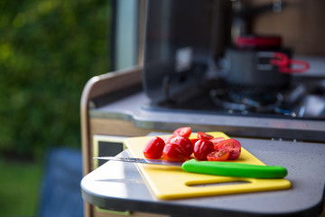 Kochen im Reisemobil auf dem Campingplatz. Frische Zutaten in der Küche.