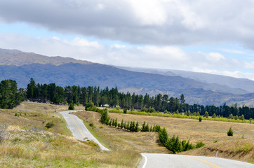 Strasse durch Landschaft 