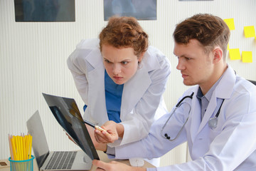 Obraz premium Doctors are examining images from film X-ray, to determine the cause of the patient's illness.