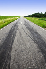 Bremsspuren auf der Strasse. Schwarze Spuren am Boden.