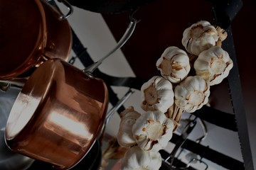 Ail et cuivre dans une cuisine