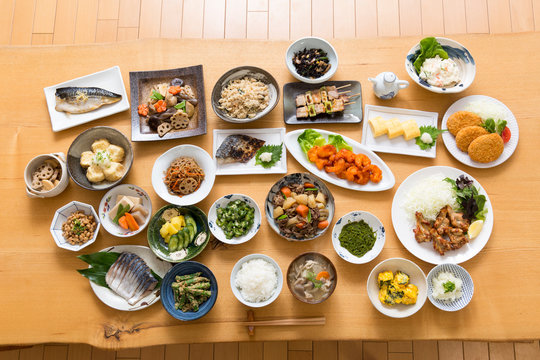 日本家庭料理」の画像 - 41,010 件の Stock 写真、ベクターおよび 