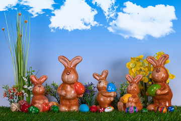 Die Osterhasen bringen die bunten Eier