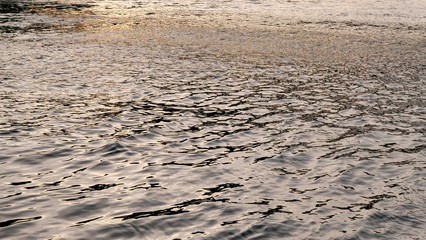 coucher de soleil se reflétant dans les eaux d'une rivière