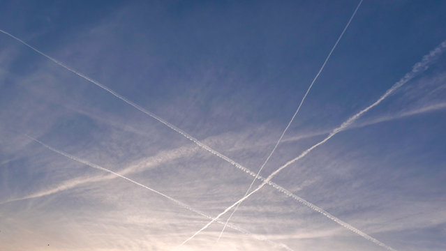 traces de nuages faites par la condescendance de l'avion